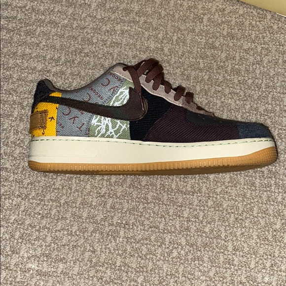 The Travis Scott x Nike Air Force 1 Low - Picture 2 of 7